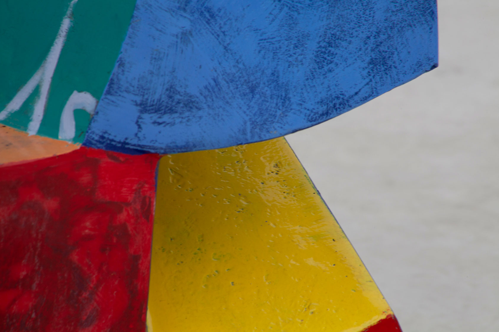 Primer plano de una escultura en la explanada del Centro Neimeyer. Está pintada de colores siguiendo sus formas abstractas, dejando ver las texturas de la piedra.